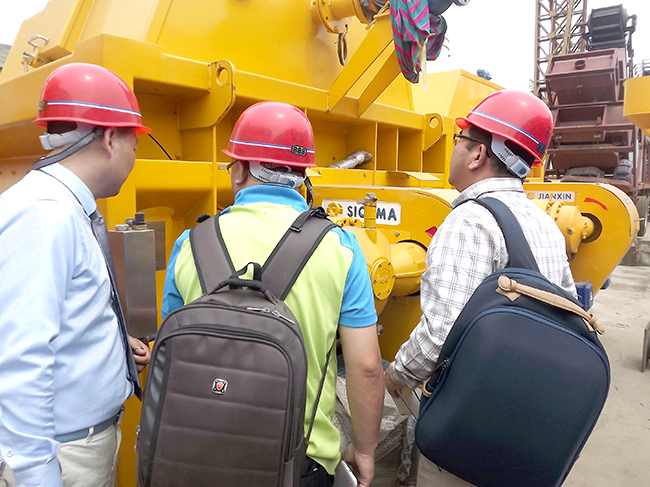 Корейские клиенты осматривают оборудование бетоносмесительного завода бренда Jianxin